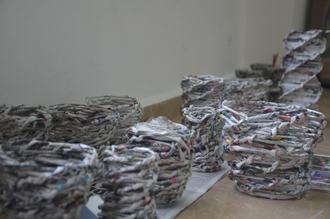 Bilecikli kadınlar vazodan, süs eşyasına bir çok ürün yapıyorlar.