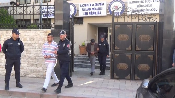 Hatay'da sahte belgelerle göçmen kaçakçılığı yapanlar adliyeye sevk edildi