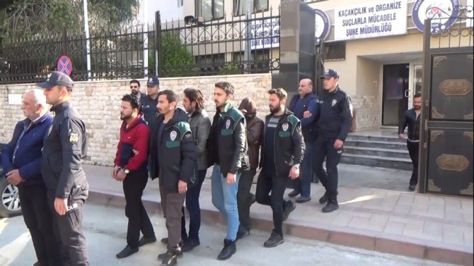 Hatay'da sahte belgelerle göçmen kaçakçılığı yapanlar adliyeye sevk edildi