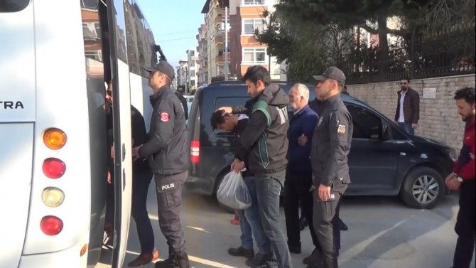Hatay'da sahte belgelerle göçmen kaçakçılığı yapanlar adliyeye sevk edildi