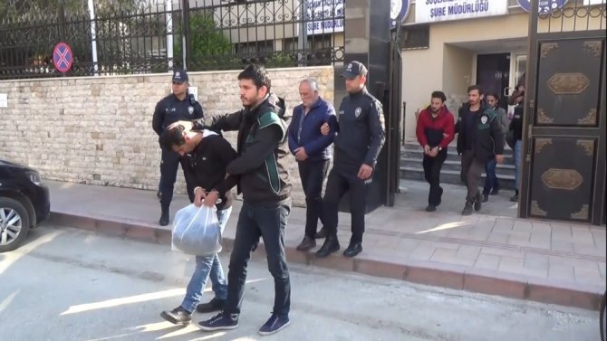 Hatay'da sahte belgelerle göçmen kaçakçılığı yapanlar adliyeye sevk edildi