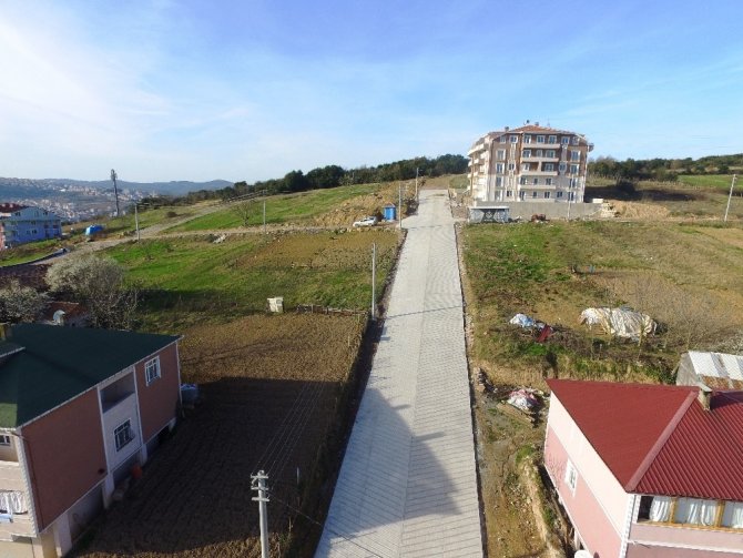 İzmit Belediyesi tarafından ilçe genelinde yapılan çevre düzenlenen çalışmaları sürdürülüyor.