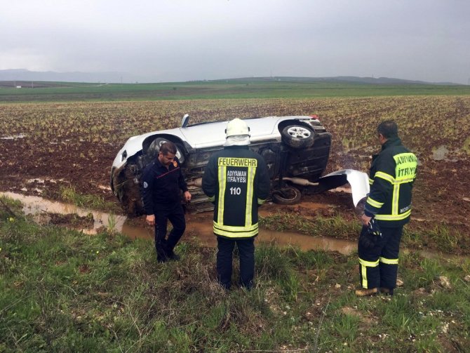 Adıyaman'da, sabah saatlerinde Otomobil şarampole yuvarlandı: 2 yaralı