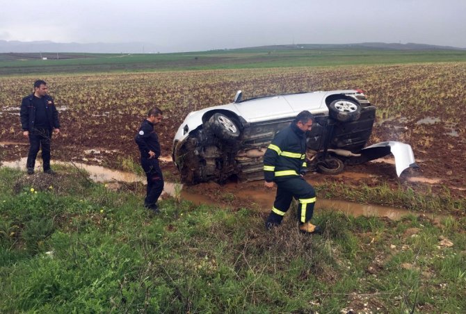 Adıyaman'da, sabah saatlerinde Otomobil şarampole yuvarlandı: 2 yaralı