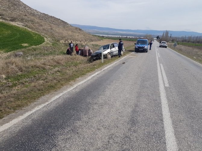 Çorum'un İskilip ilçesinde Kontrolden çıkan otomobil şarampole uçtu.