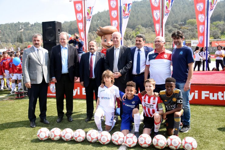Büyükelçi Berger, Uluslararası U12 İzmir Cup'ın açılışına katıldı