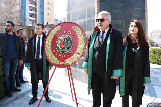Niğde Barosu üyesi avukatlar, 5 Nisan Avukatlar Günü dolayısıyla Atatürk Anıtı'na çelenk koydu.