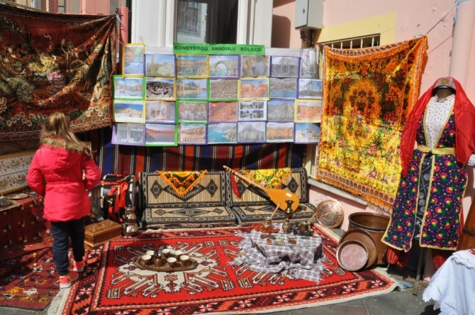 Ülkenin zenginliklerini okul bahçesine sığdıramadılar