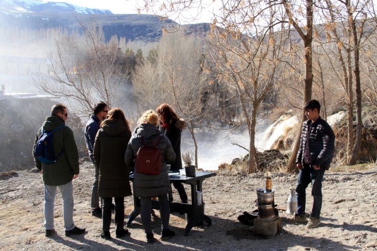 Muradiye Şelalesi baharla birlikte coştu