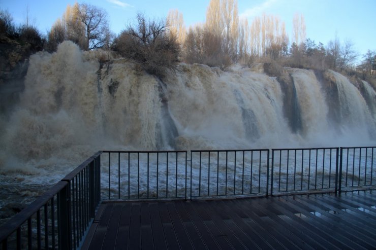 Muradiye Şelalesi baharla birlikte coştu