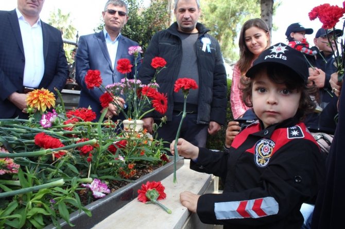 Şehitlikte duygusal anlar