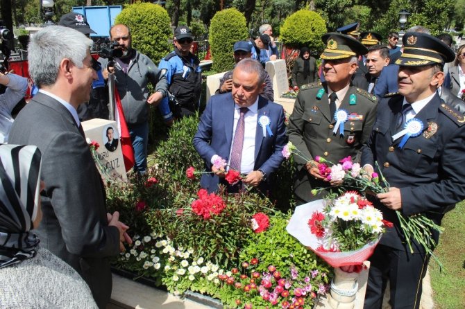 Şehitlikte duygusal anlar