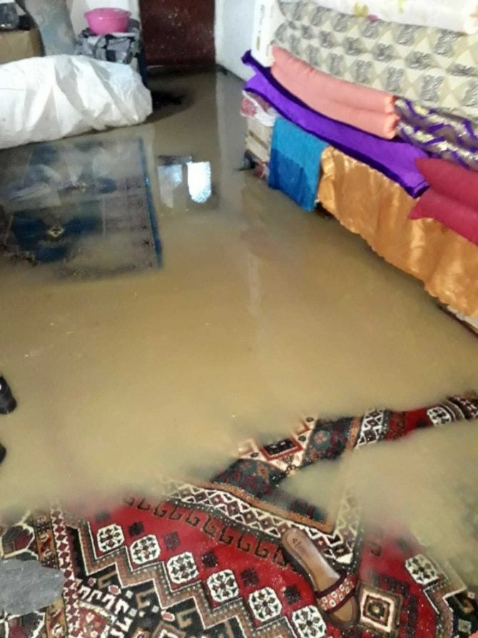 Kızıltepe’de sağanak yağış sonrası evleri su bastı
