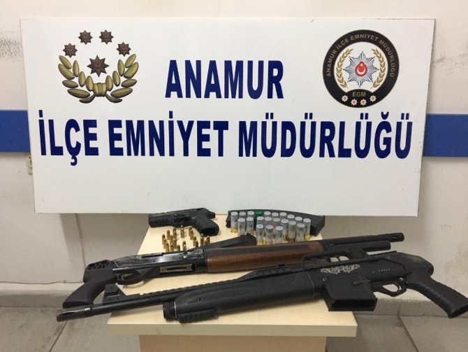 Mersin'in Anamur ilçesinde, izinsiz kazı yaptıkları belirlenen 8 kişi suçüstü yakalandı.