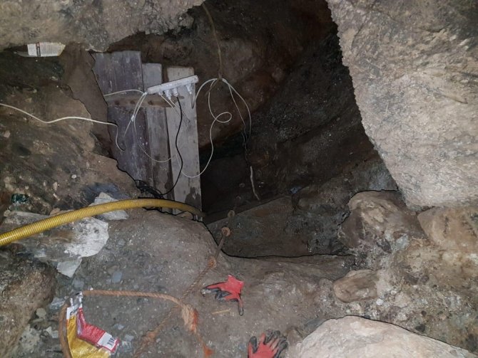 Mersin'in Anamur ilçesinde, izinsiz kazı yaptıkları belirlenen 8 kişi suçüstü yakalandı.