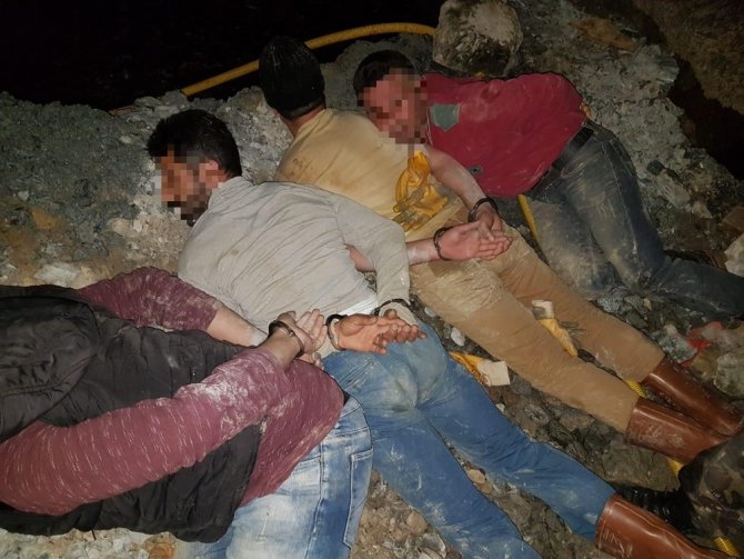 Mersin'in Anamur ilçesinde, izinsiz kazı yaptıkları belirlenen 8 kişi suçüstü yakalandı.