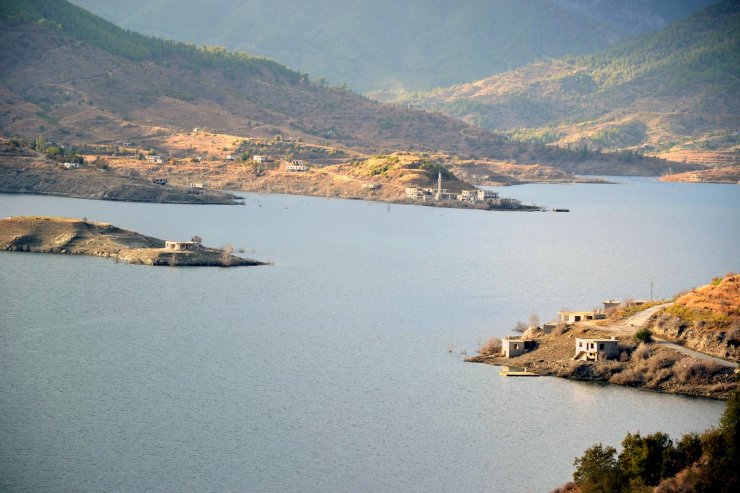 MERSİN'in Anamur ilçesindeki Alaköprü Barajı'nın kapakları açıldı