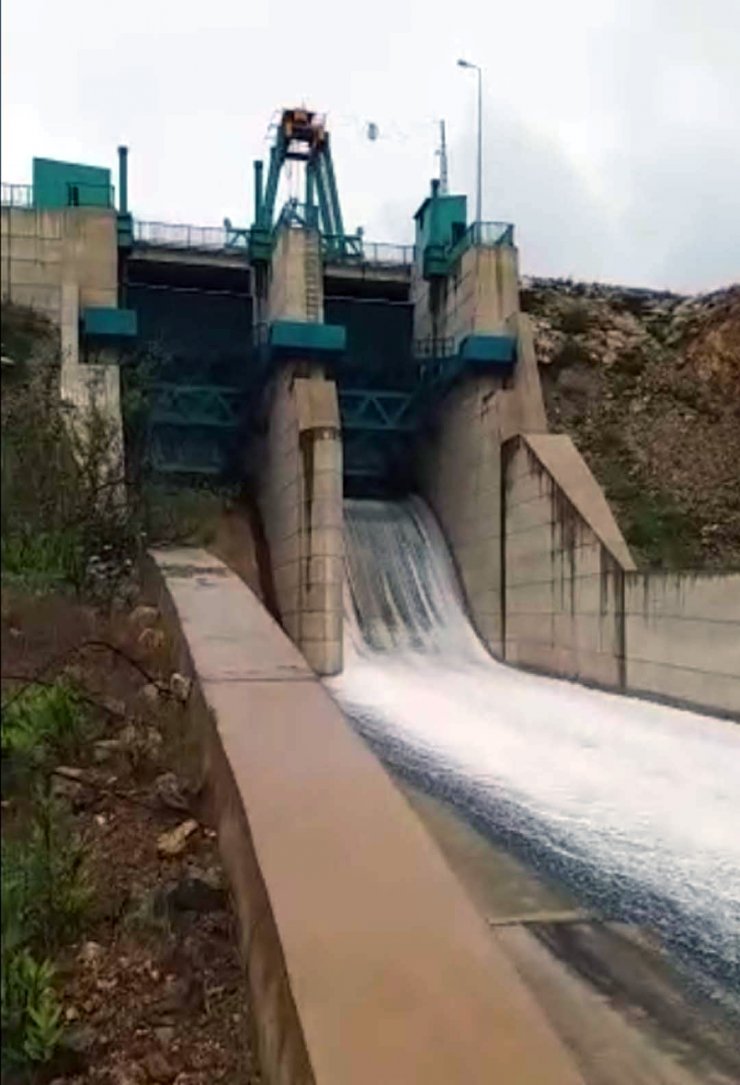 MERSİN'in Anamur ilçesindeki Alaköprü Barajı'nın kapakları açıldı