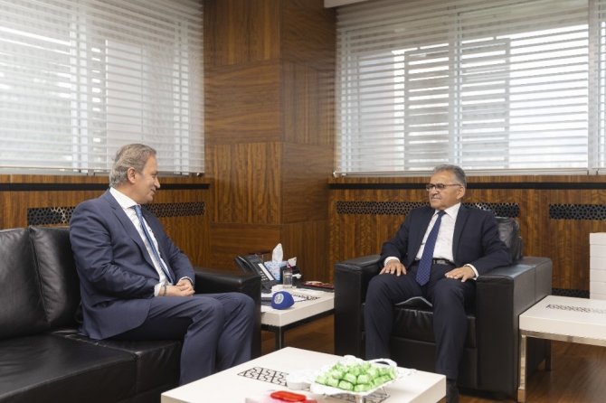 Kayseri Büyükşehir Belediye Başkanı Memduh Büyükkılıç'a hayırlı olsun ziyaretleri devam ediyor