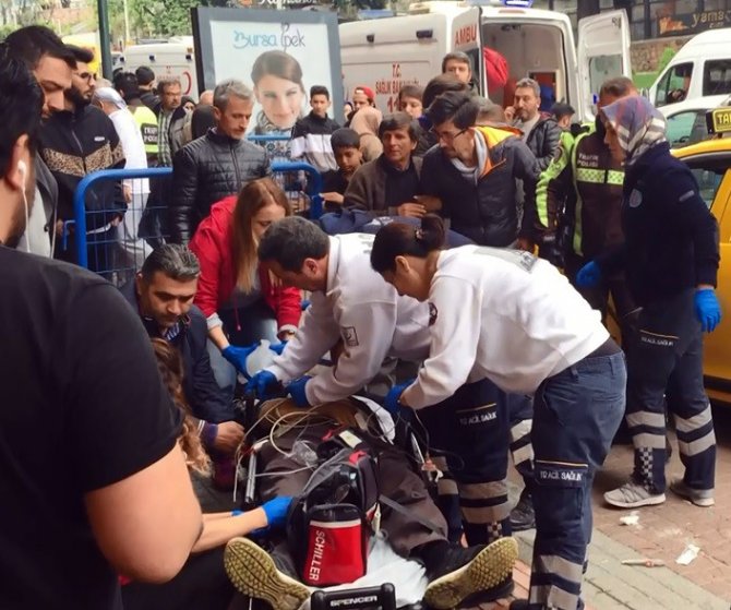 Direksiyon'da kalp krizi geçiren taksici önce bariyere ardından kadına çarptı