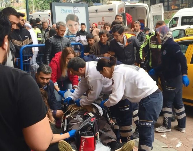 Direksiyon'da kalp krizi geçiren taksici önce bariyere ardından kadına çarptı