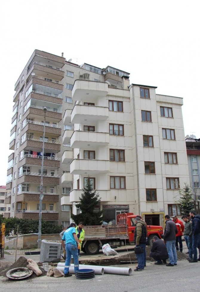 Trabzon’da bir bina çökme tehlikesiyle boşaltıldı!