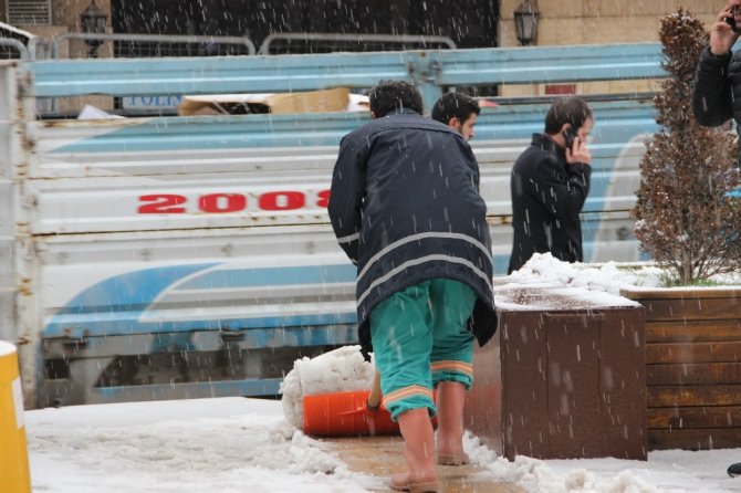 Erzurum’da dolu yağdı