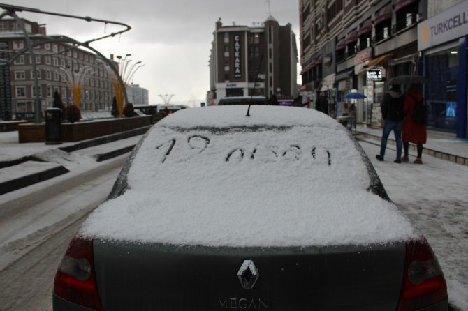 Erzurum’da dolu yağdı
