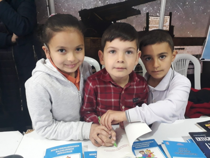 Minik yazarlar onkoloji hastaları yararına kitap yazdı