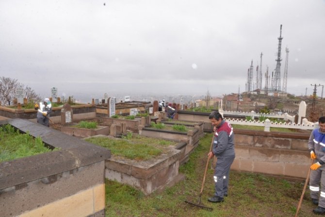 “İlkbahar döneminde; Mezarlıklarda genel bakım ve temizlik çalışmaları devam ediyor”