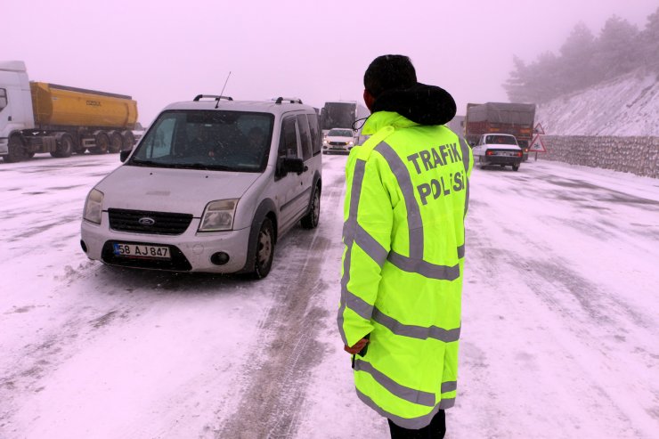 Nisan ayındaki kar yaşığı Tokat'ta ulaşımı aksattı