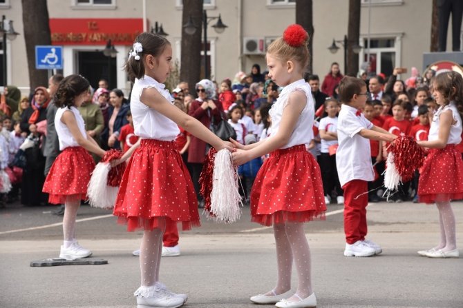 23 Nisan Ulusal egemenlik ve çocuk Bayramı çeşitli etkinlik ve gösterilerle tüm Türkiye'de olduğu gibi Dursunbey'de de kutlandı.