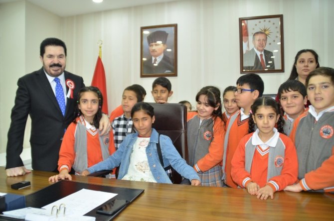 Ağrı’da 23 Nisan günü dolayısıyla başkanlık koltuğuna Suriyeli Berivan oturdu