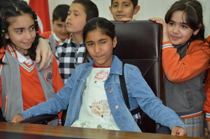 Ağrı’da 23 Nisan günü dolayısıyla başkanlık koltuğuna Suriyeli Berivan oturdu