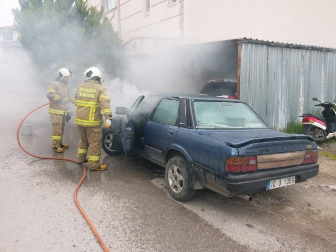 Balıkesir'in Karesi ilçesine bağlı Toygar mahallesinde Park halindeki araç yandı
