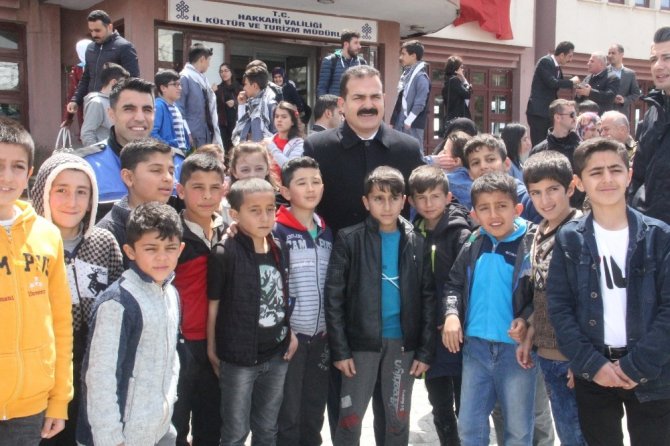 Hakkari'de 23 Nisan Ulusal Egemenlik ve Çocuk Bayramı coşkuyla kutlandı.