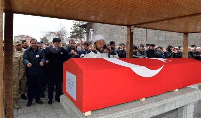 Kıbrıs Barış Harekâtı Gazilerinden 66 yaşında hayatını kaybeden Fetullah Özgün, toprağa verildi