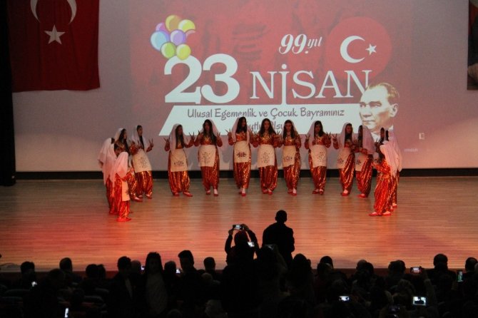 Konya'nın Beyşehir ilçesinde 23 Nisan Ulusal Egemenlik ve Çocuk Bayramı çeşitli etkinliklerle kutlandı.