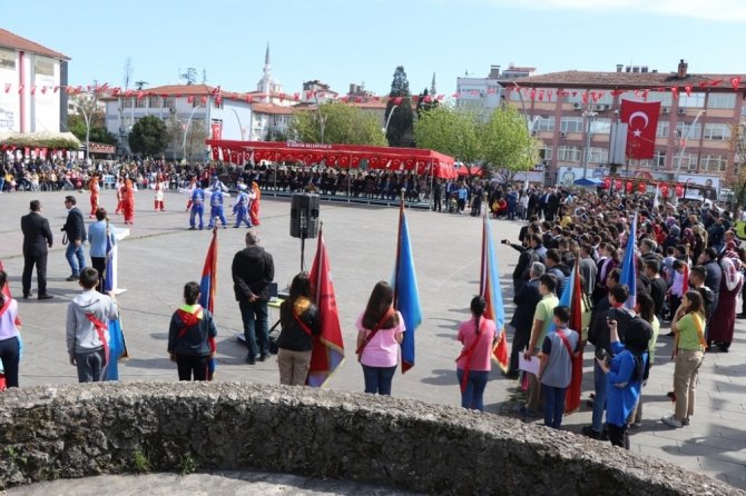 Bartın'da 23 Nisan Ulusal Egemenlik ve Çocuk Bayramı Cumhuriyet Meydanında coşkuyla kutlandı