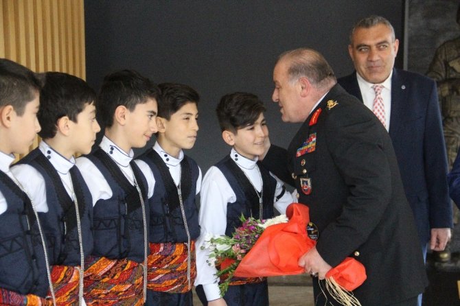 Erzurum’da 23 Nisan coşkusu 15 Temmuz Milli İrade Salonu'nda düzenlenen törende coşkuyla kutlandı.