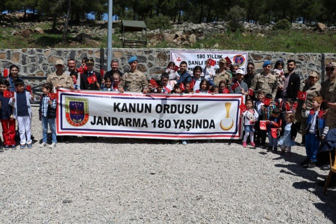 Kilis'te, İl Jandarma Komutanlığı personeli çocukları sevindirdi
