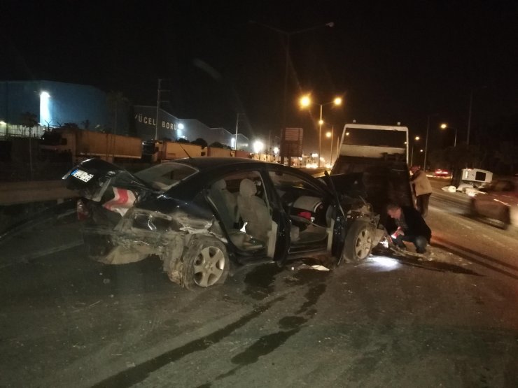 KOCAELİ'nin Gebze ilçesinde, otomobil ile tekstil malzemesi yüklü minibüs çarpıştı, 3 kişi yaralandı