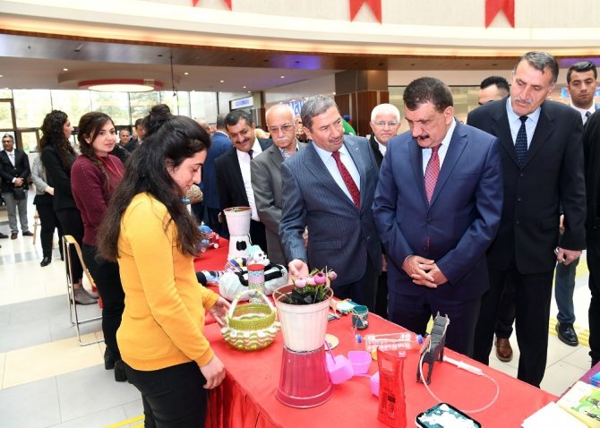 Malatya Büyükşehir Belediyesi tarafından yürütülen Öğrencilerden geri dönüşüm sergisi