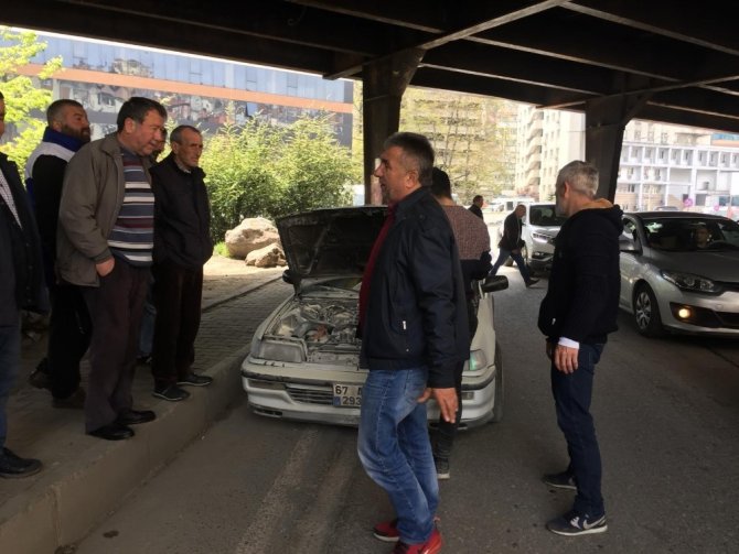 Zonguldak'ta seyir halindeki bir otomobilde bilinmeyen bir nedenle yangın çıktı.