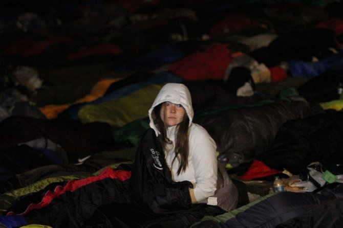 100 Anzaklı uyku tulumlarının içerisinde ayini bekliyor