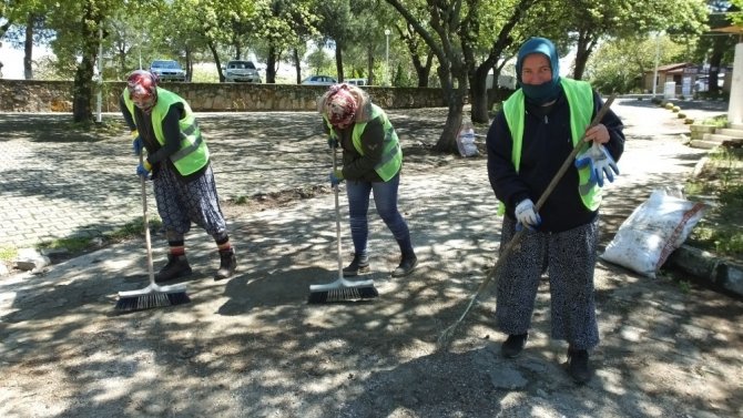 Burhaniye’de sezon öncesi kent temizliğine kadın eli değdi