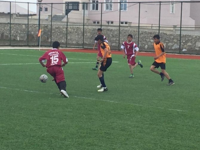 Çaldıran Gençlik ve Spor İlçe Müdürlüğün tarafından futbol turnuvası düzenlendi