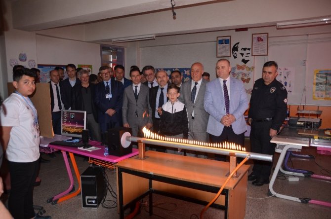 Kargı'da, Atatürk İlkokulu öğrencilerinin projelerinin sergilendiği "TÜBİTAK 4006 bilim fuarı" açıldı.