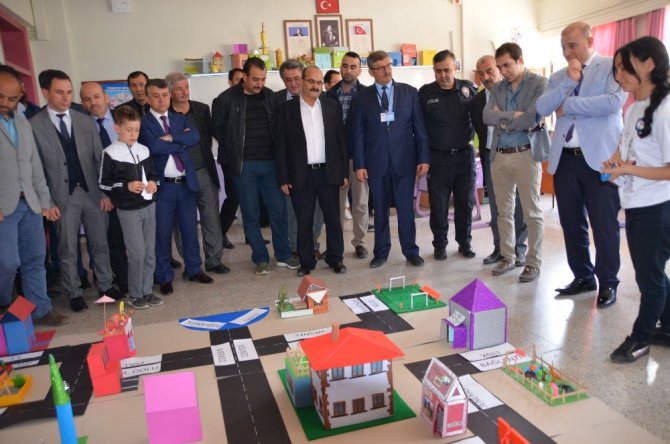 Kargı'da, Atatürk İlkokulu öğrencilerinin projelerinin sergilendiği "TÜBİTAK 4006 bilim fuarı" açıldı.