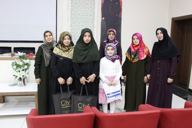 kız ve erkek öğrenciler arasında Kur'an-ı Kerim okuma yarışması